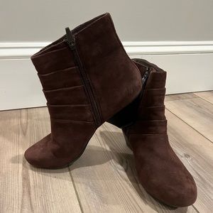 Dansko Women’s Brown Suede Side Zipper NWOT Boots Size 40 Super Comfortable